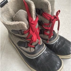 Sorel size 7/38 winter boots. Normal winter wear. Dog/cat household.